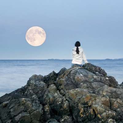 满月 月亮 女孩 观看 海洋 自然 凝视 满的 天空 水
