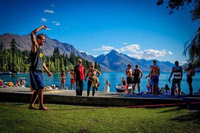 Slackline 皇后镇 海滩 新西兰 湖 目睹 山 自然