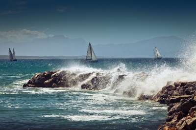 帆船 海岸 海 水 帆 蓝色的 夏天 海洋 自然 岩石 船