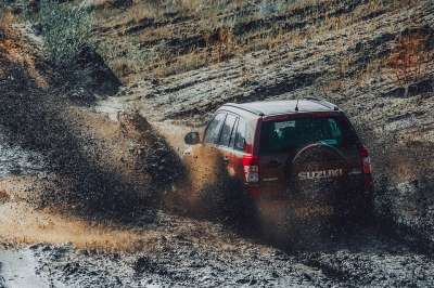铃木维特拉 汽车 车辆 4 X 4 Suv 自动的 泥 水 污垢