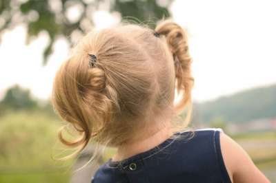 自然 绿色 人们 孩子们 孩子 女孩 学步的儿童