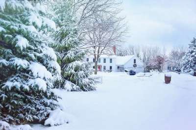 圣诞屋 白雪皑皑的街区 雪 冬天 邻里 房子 圣诞节 寒冷的