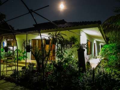 满月的夜晚 房子 花园 夜拍 单一家庭住宅 渡假村 公寓 假期