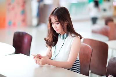 女孩 手机 聆听 娱乐 模型 时尚 年轻 女性 女士 肖像