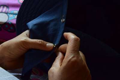缝 刺绣 维修 布 钉 裤子 衣服 手 女士 老人