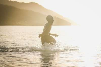 海滩 男孩 乐趣 快乐的 自然 海洋 玩 海 日出 日落 水