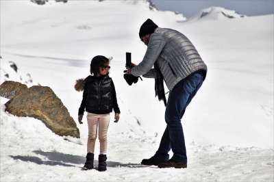 儿童 摄影 冬季 雪 冷 男性 冰 性质 两个 积极的 冒险