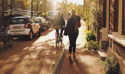 莱顿 女孩 走 步行 街道 阳光明媚 城市的 城市 城市生活