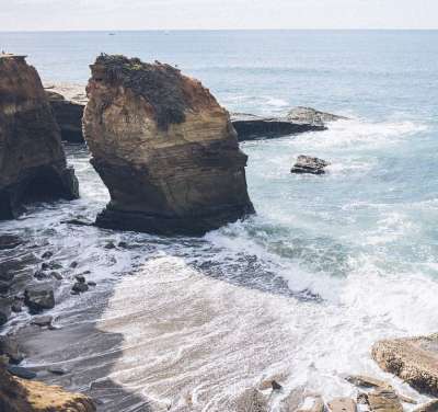 海滩 悬崖 沿海 泡沫 景观 海洋 岩石 风景秀丽的 海 海景