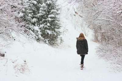 雪 冬天 山 丘陵 景观 冒险 看法 天空 云 女士 女孩