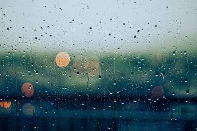雨 滴 湿的 玻璃 玻璃 灯 散景 蓝色雨 蓝光 蓝色玻璃