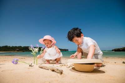 孩子们 海滩 孩子 家庭 假期 夏天 快乐的 乐趣 户外的