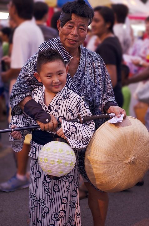 邦奥多里 日本丰收节 日本丰收庆典 日本武士服装 祖父 孙子 孩子