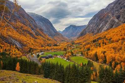 谷 镇 落下 山 全景 村庄 房屋 树木 秋天 景观 风景