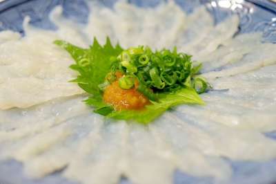 餐厅 日本料理 日本食品 的 河豚 生鱼片 薄建立 烹饪 一顿饭