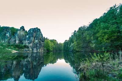 Externsteine 湖 反射 石头 砂岩 岩石 神圣 中世纪