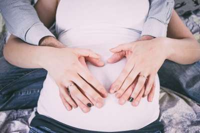 人们 婴儿 腹部 出生 键 关心 孩子 分娩 夫妻 情绪