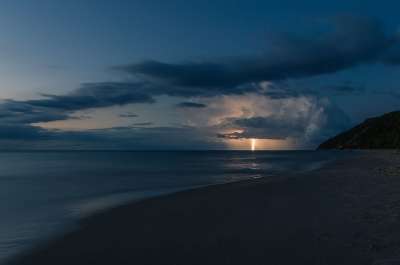 闪电 风暴 天气 夜 黑暗的 云 性质 雷 天空 海滩 海