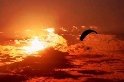 日落 橙色的 太阳 滑翔伞 降落伞 天空 空气 自由 冒险