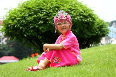 草坪 夏季 大自然 儿童 公园 女孩 美丽 錫伯族 少數民族