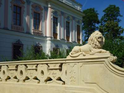 匈牙利 Gödöllő 匈牙利 城堡 雕像 入口 狮子 石围墙