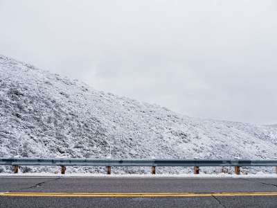 雪 山坡 街道 黄色 护栏 冬天