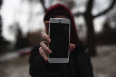 电话 手机 人们 女士 树木 森林 苹果手机 苹果 白色的