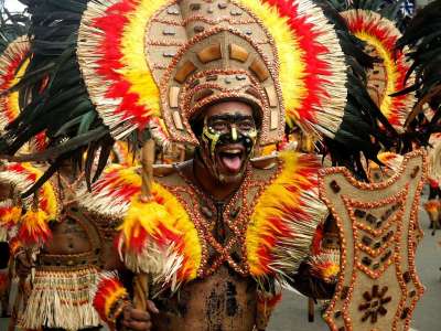 Dinagyang 当地的 部落 男人 街道 舞蹈 节日 游行