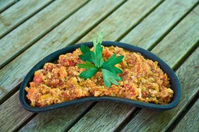 Menemen 蛋 砂锅 表 木制的 美食 新鲜的 厨房 健康