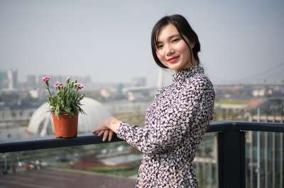 少女 女性 女人 碎花裙 连衣裙 亚洲 人 模型 城市的 背景