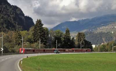 山 火车 铁轨 货车 转动 倾斜 景观 草地 早上 旅行