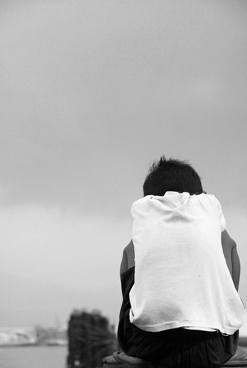 男孩 天空 人们 年轻 童年 户外的 轮廓 黑和白 摄影