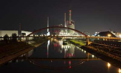 桥 联系 水 流动 反射 灯 夜晚 行业 工厂 烟囱 建造