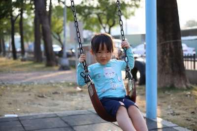 儿童 户外 乐趣 女孩 生活方式 幸福 摇摆 操场 公园