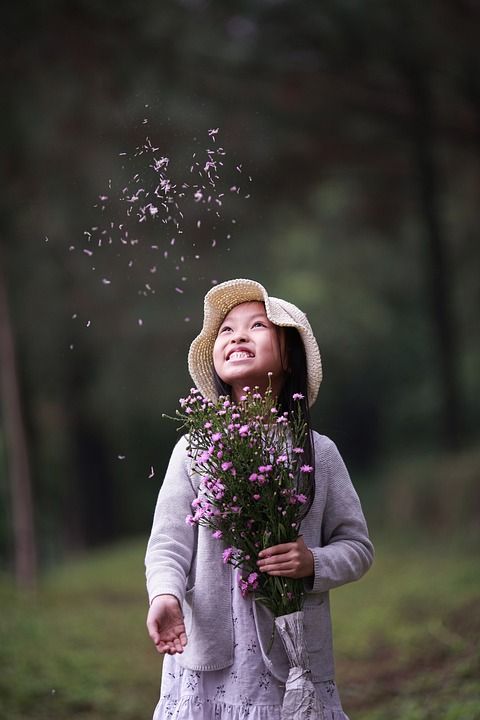 女孩 模型 年轻 花朵 花束 帽子 乐趣 树木 森林 喜悦