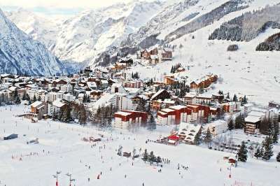 建筑物 房屋 山 景观 冬天 雪 寒冷的 人们 人群 冰