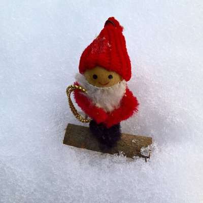冬天 圣诞老人 小鬼 在雪里 可爱的 红色针织帽 来临 乐趣
