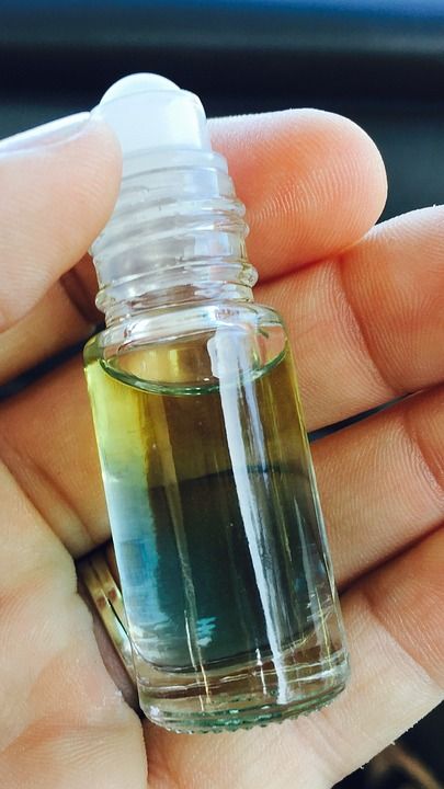 精油 滚瓶 香味 液体 治疗 芳香疗法 自然疗法 基本的 油