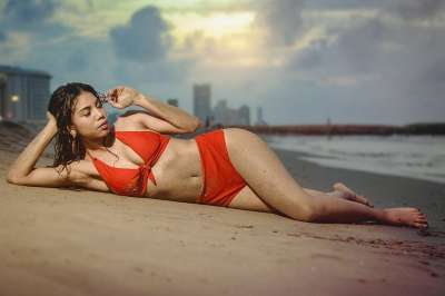 海滩 女士 模型 比基尼 海洋 波浪 沙 泳装 游泳衣 女孩