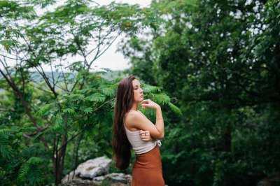 人们 女孩 女士 长 头发 绿色 树木 植物 自然 绿色的头发