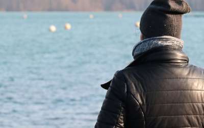 女士 冬天 女性 水域 自然 湖 独自的 周到 思考 放松
