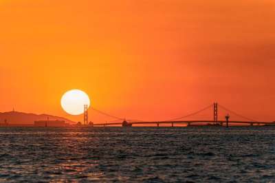 明石海峡大桥 海 日落 太阳 阳光 天空 轮廓 桥 大阪湾 船
