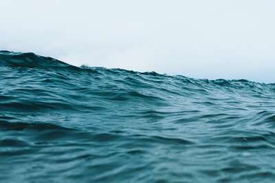 水 海 海洋 海浪 气泡 深的 自然 天空 云 蓝波