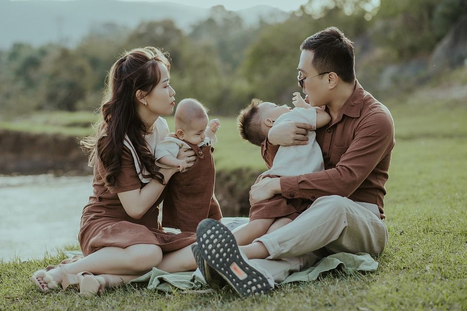 家庭, 父母, 孩子们, 母亲, 父亲, 学步的儿童, 婴儿, 草地, 幸福