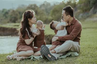 家庭 父母 孩子们 母亲 父亲 学步的儿童 婴儿 草地 幸福