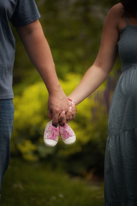 怀孕 产妇 婴儿 新生 家庭 鞋 婴儿鞋 女孩 手 爱 夫妻