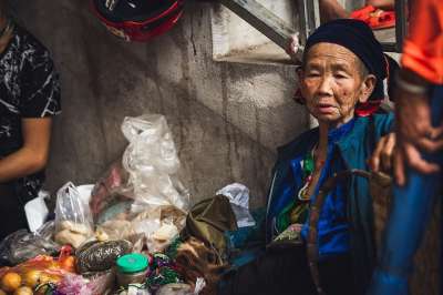 女士 母亲 老年 市场 摊位 伤心 孤独 老人