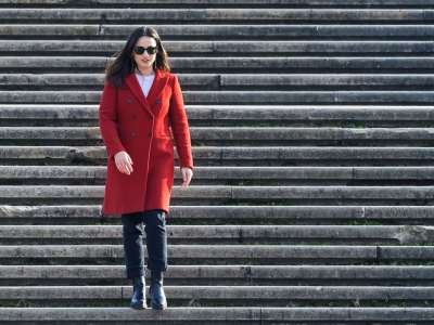 女士 少女心 大衣 红色的 太阳镜 下降 楼梯 户外 派克大衣