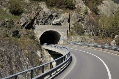 高速公路 岩 山 阿尔卑斯山 石头 方式 隧道 以上 高 高山