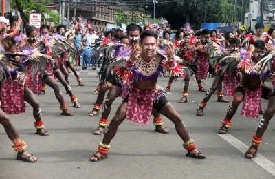 Dinagyang 当地的 部落 男人 街道 舞蹈 节日 游行